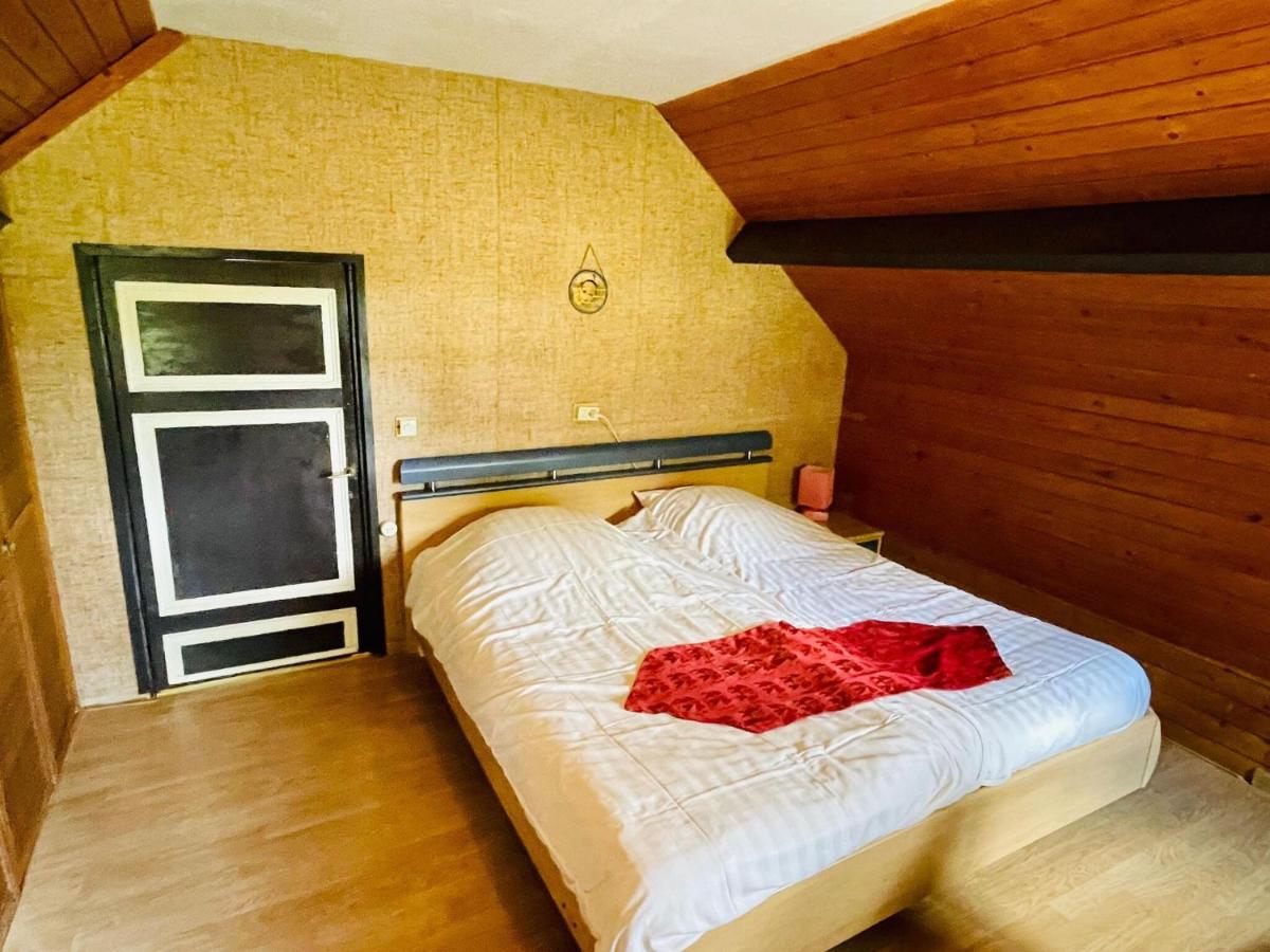 Magnificent Farmhouse In Sint Joost מראה חיצוני תמונה